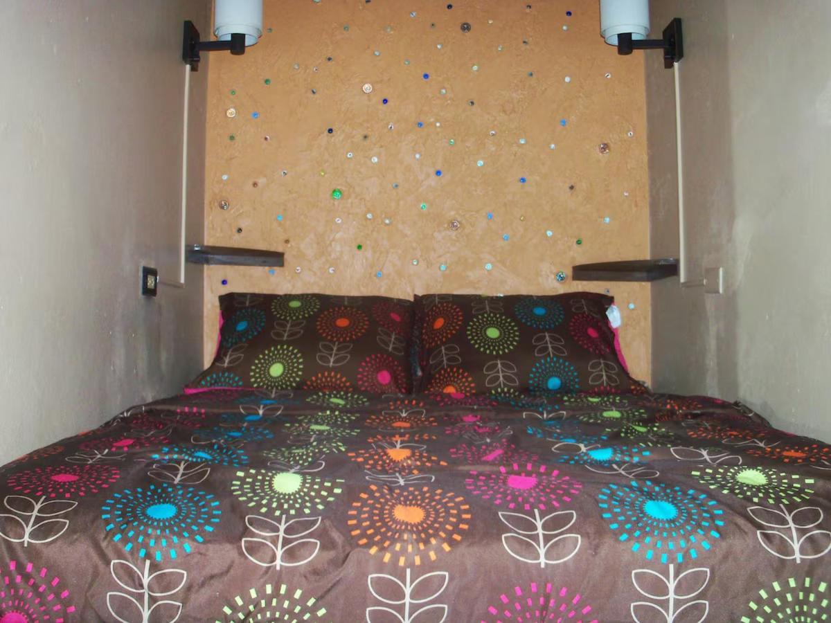 One32 Guesthouse Bejeweled 金斯敦 外观 照片